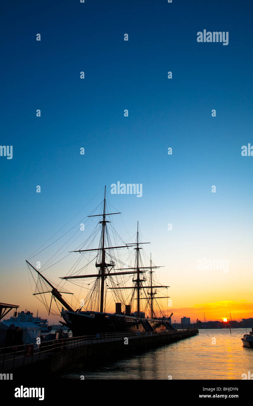HMS Warrior al tramonto, Portsmouth Historic Dockyard, Hampshire, Regno Unito Foto Stock