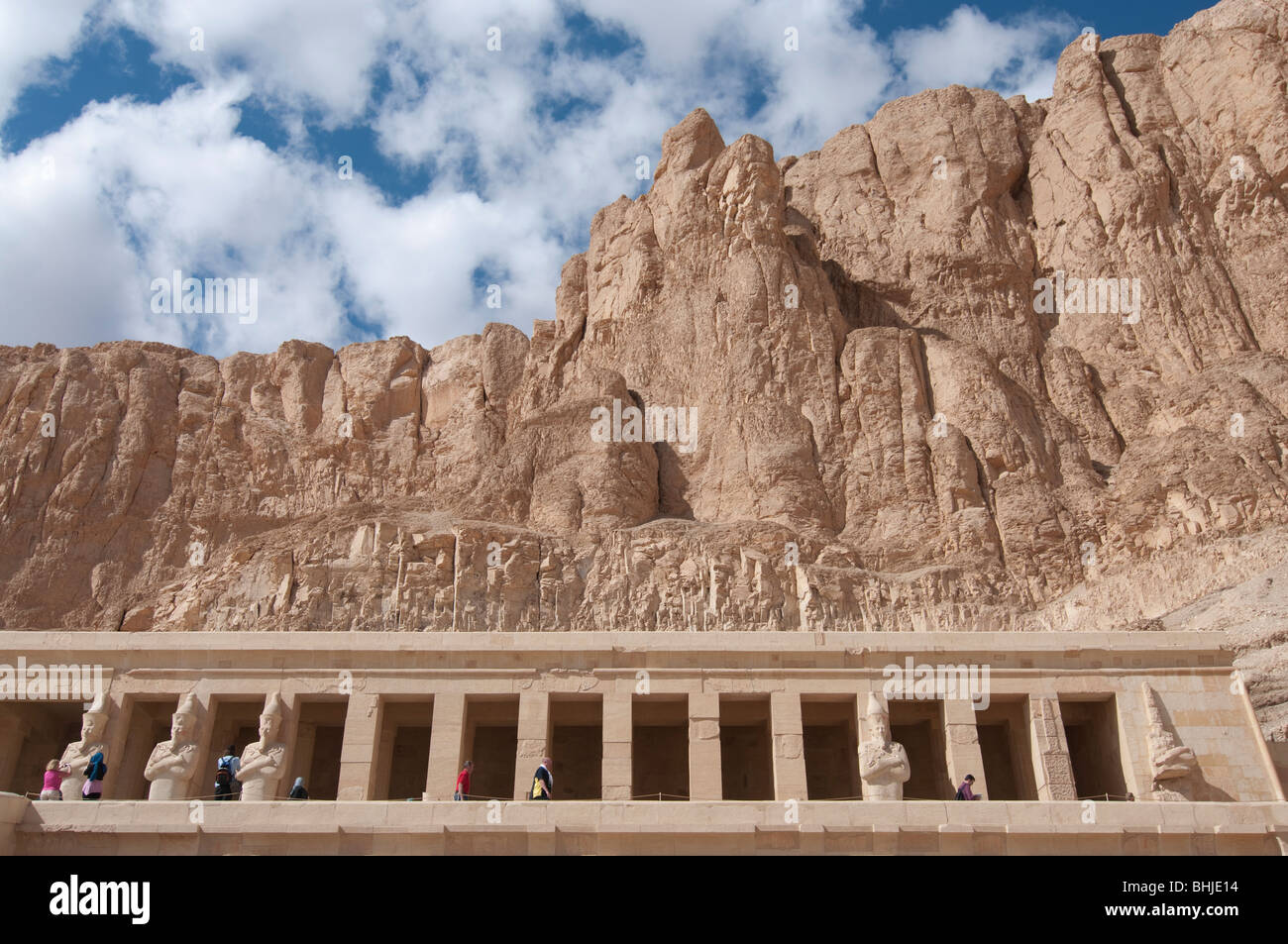 Rocce brulle e surround montagna pilastri e statue al tempio di Hatshepsut a Luxor Egitto Foto Stock