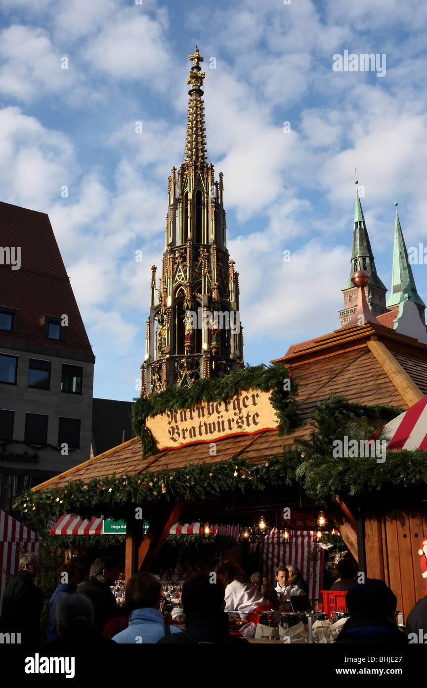 Christkindlmarkt, mercatino di Natale di Norimberga, Frauenkirche, Franconia, Baviera, Germania Foto Stock
