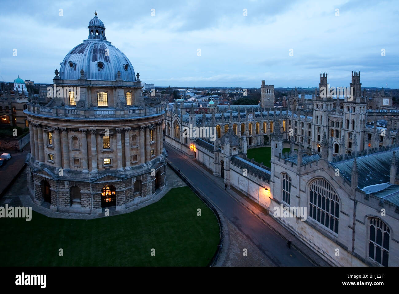 Vista di tutte le anime College e Radcliffe piazza dalla chiesa di Santa Maria di Steeple, Oxford, Regno Unito Foto Stock