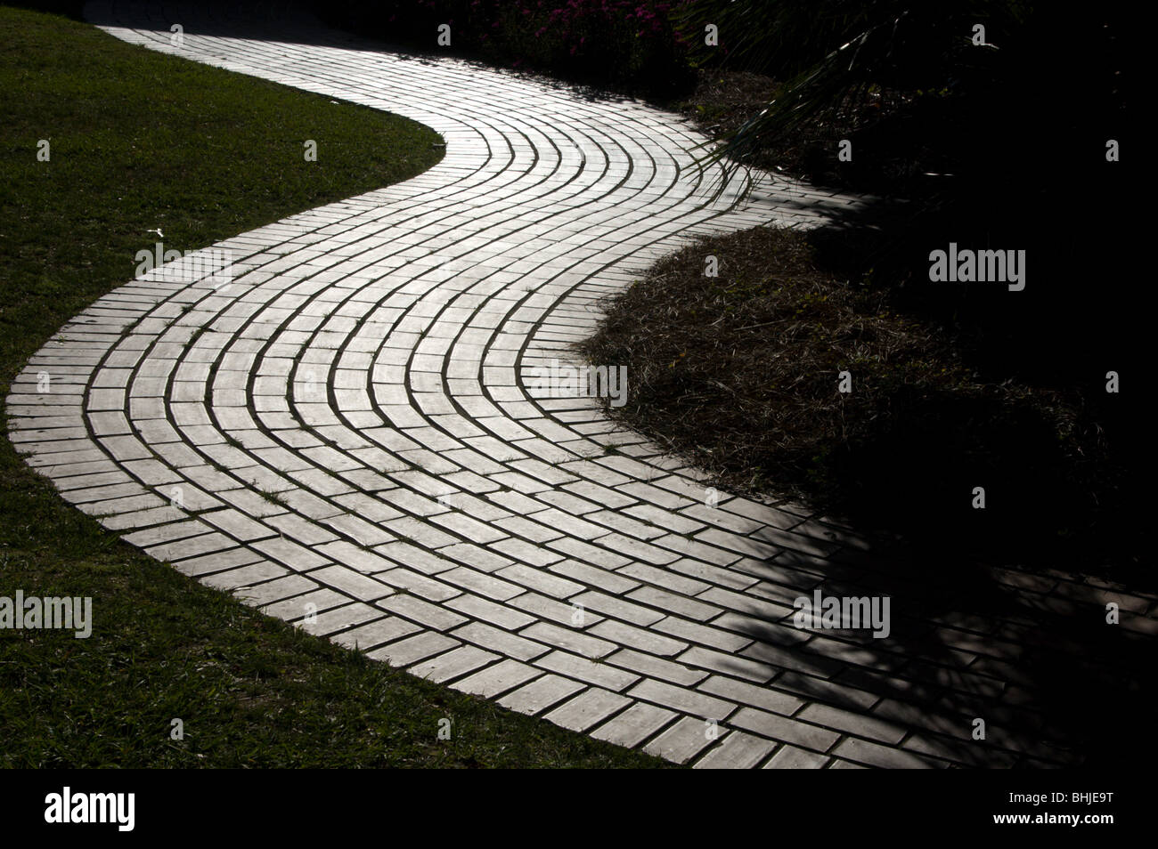 Passerella di mattoni in presenza di intensa luce solare Foto Stock