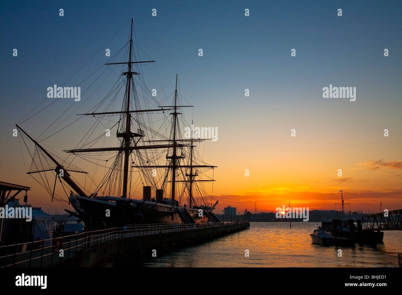 HMS Warrior al tramonto, Portsmouth Historic Dockyard, Hampshire, Regno Unito Foto Stock