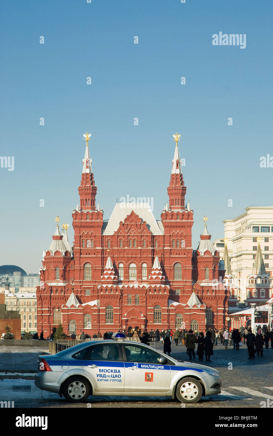 Moscow Kremlin quadrato rosso con un auto della polizia in primo piano Foto Stock