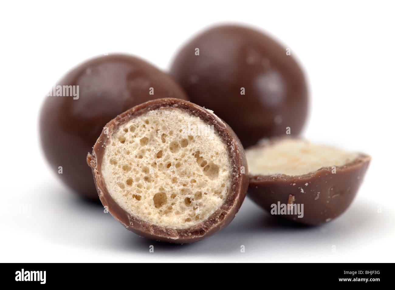 Maltesers close up con un centro a nido d'ape Foto Stock