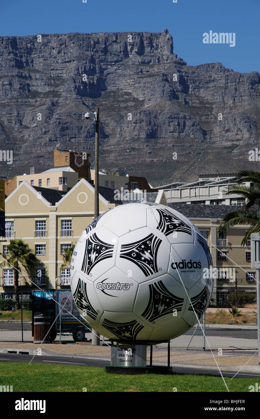 Città del Capo Sud Africa World Cup 2010 locale sovradimensionare il calcio in città dominata dalla Table Mountain USA 1994 Questra sfera Foto Stock
