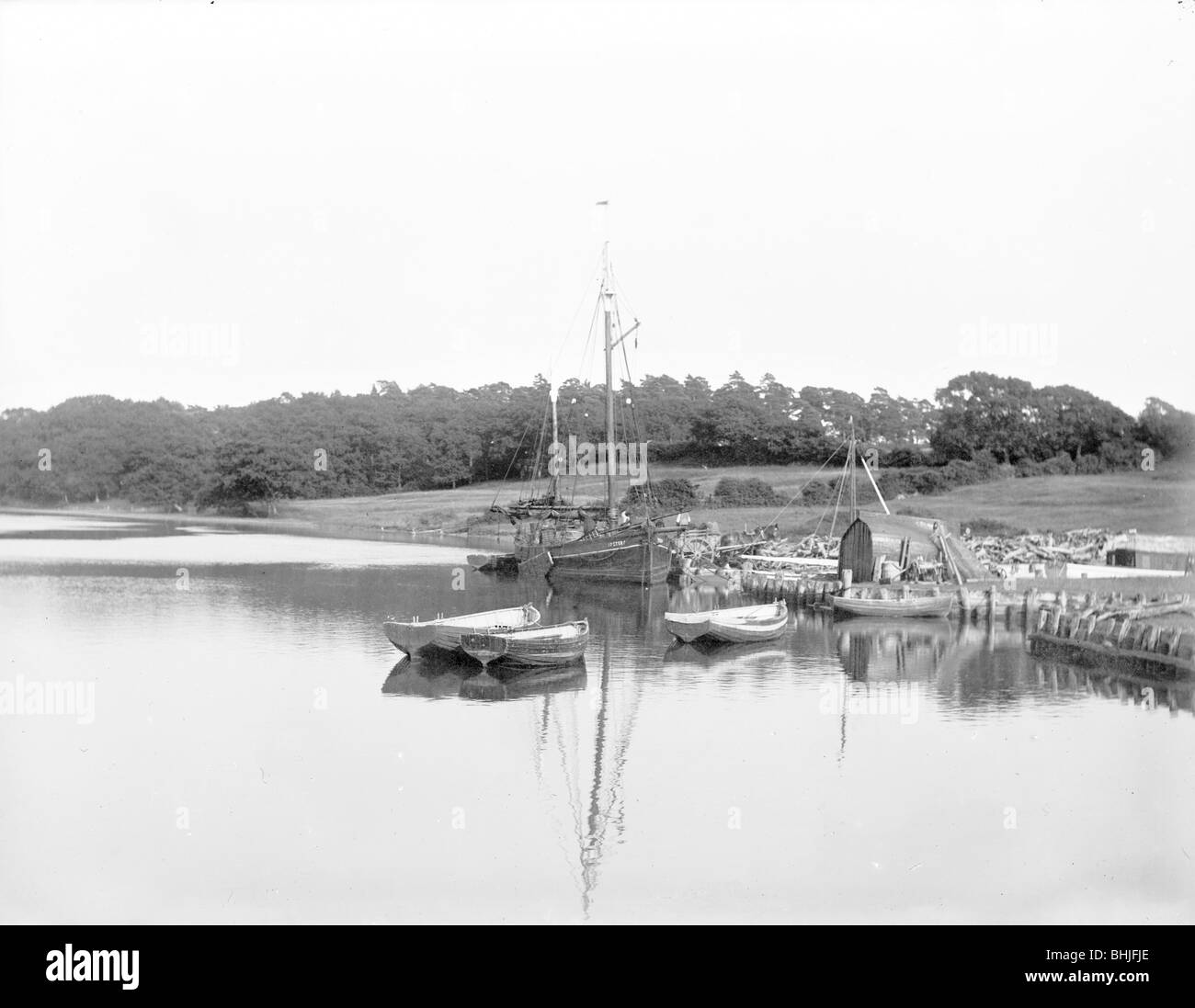 Barche ormeggiate sul fiume Beaulieu, Beaulieu, Hampshire, C1860-c1922. Artista: Henry Taunt Foto Stock