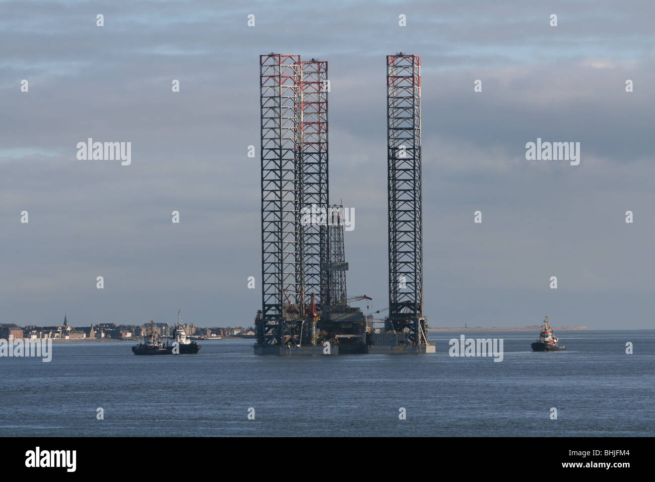 Oil Rig trainato a Tay estuario Scozia Febbraio 2010 Foto Stock