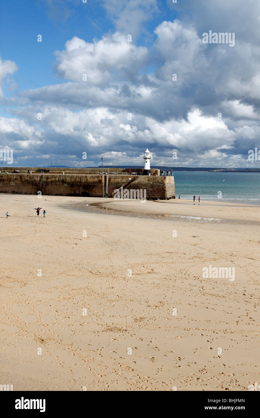 St Ives harbour beach e Smeaton è pier a bassa marea in inverno, Cornwall Regno Unito. Foto Stock