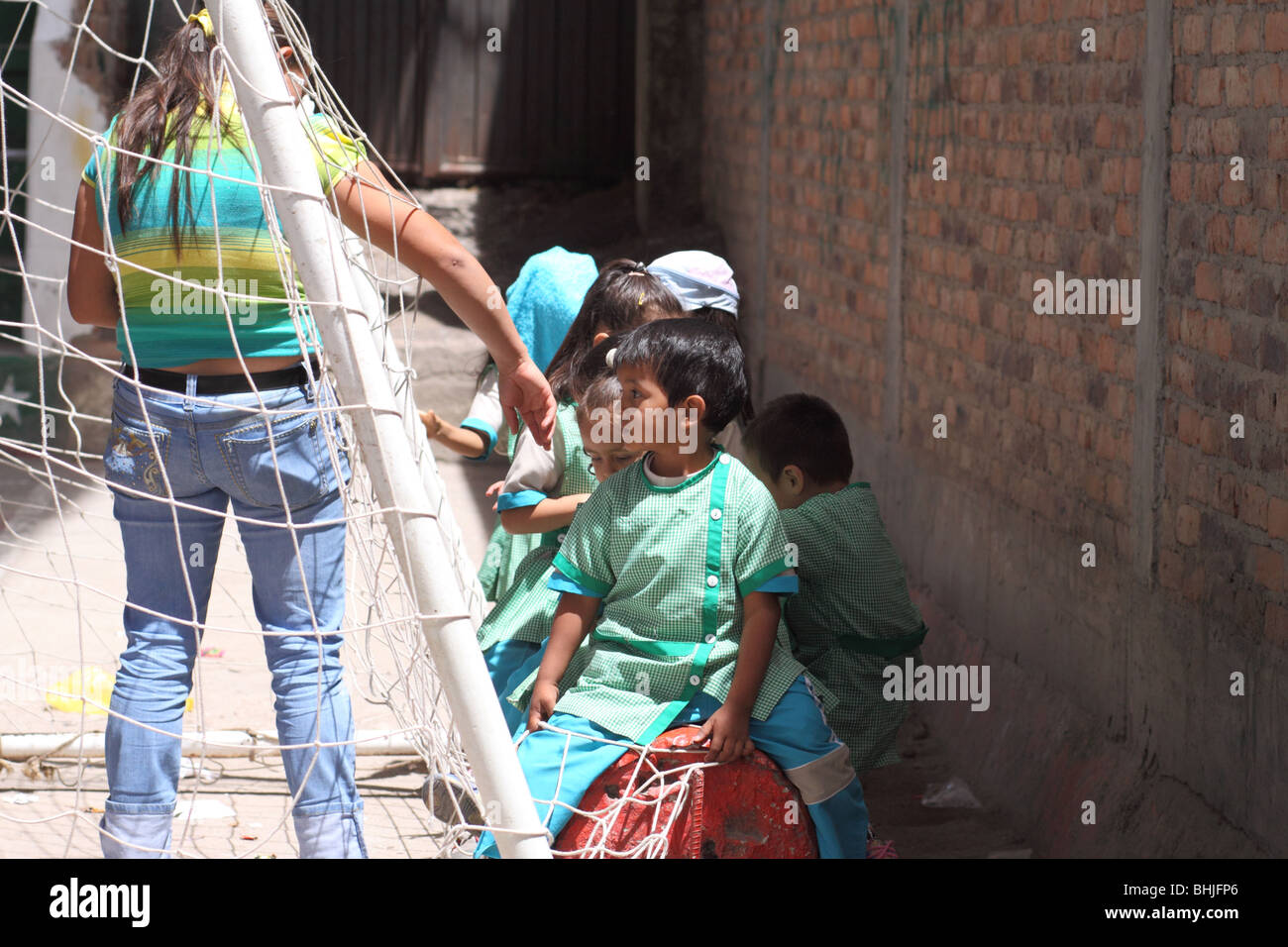 Insegnante aiutando i suoi studenti.Tipacoque, Boyaca, Colombia, Sud America Foto Stock