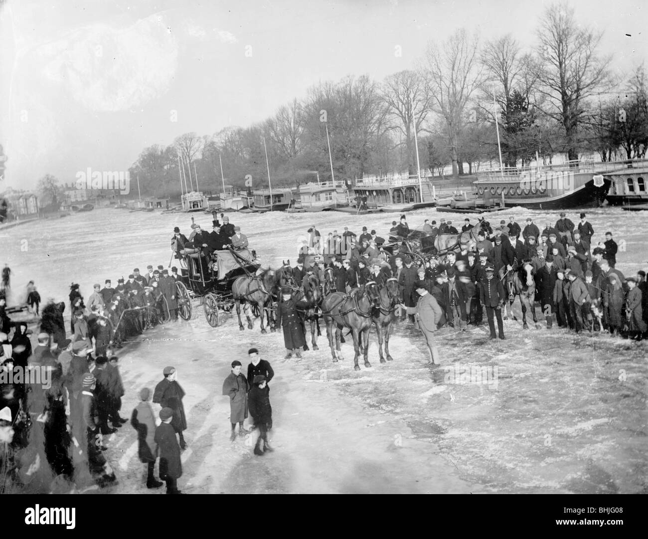 Folla sul Frozen River Thames, Oxfordshire, C1860-c1922. Artista: Henry Taunt Foto Stock