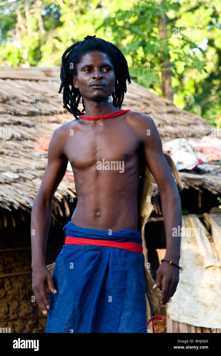 Giriama Tribesman dancing, Watamu, Kenya, Africa Foto Stock