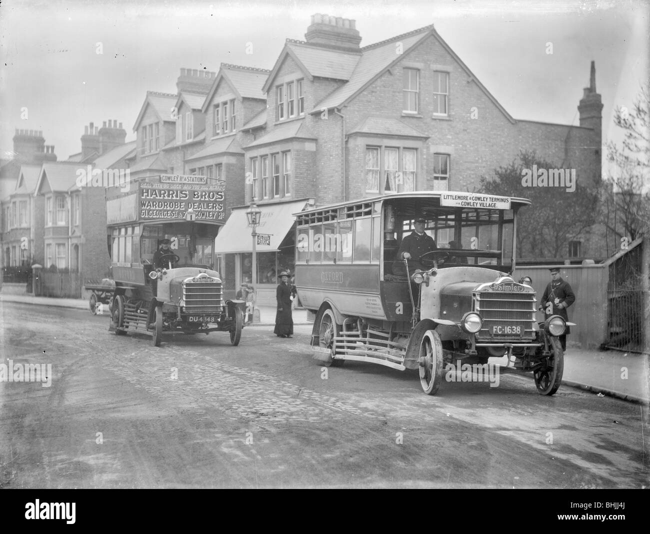 Due primi autobus a motore, Cowley Road, Cowley, Oxford, Oxfordshire, 1914. Artista: Henry Taunt Foto Stock Due primi autobus a motore, Cowley Road, Cowley, Oxford, Oxfordshire, 1914. Artista: Henry Taunt Foto Stock