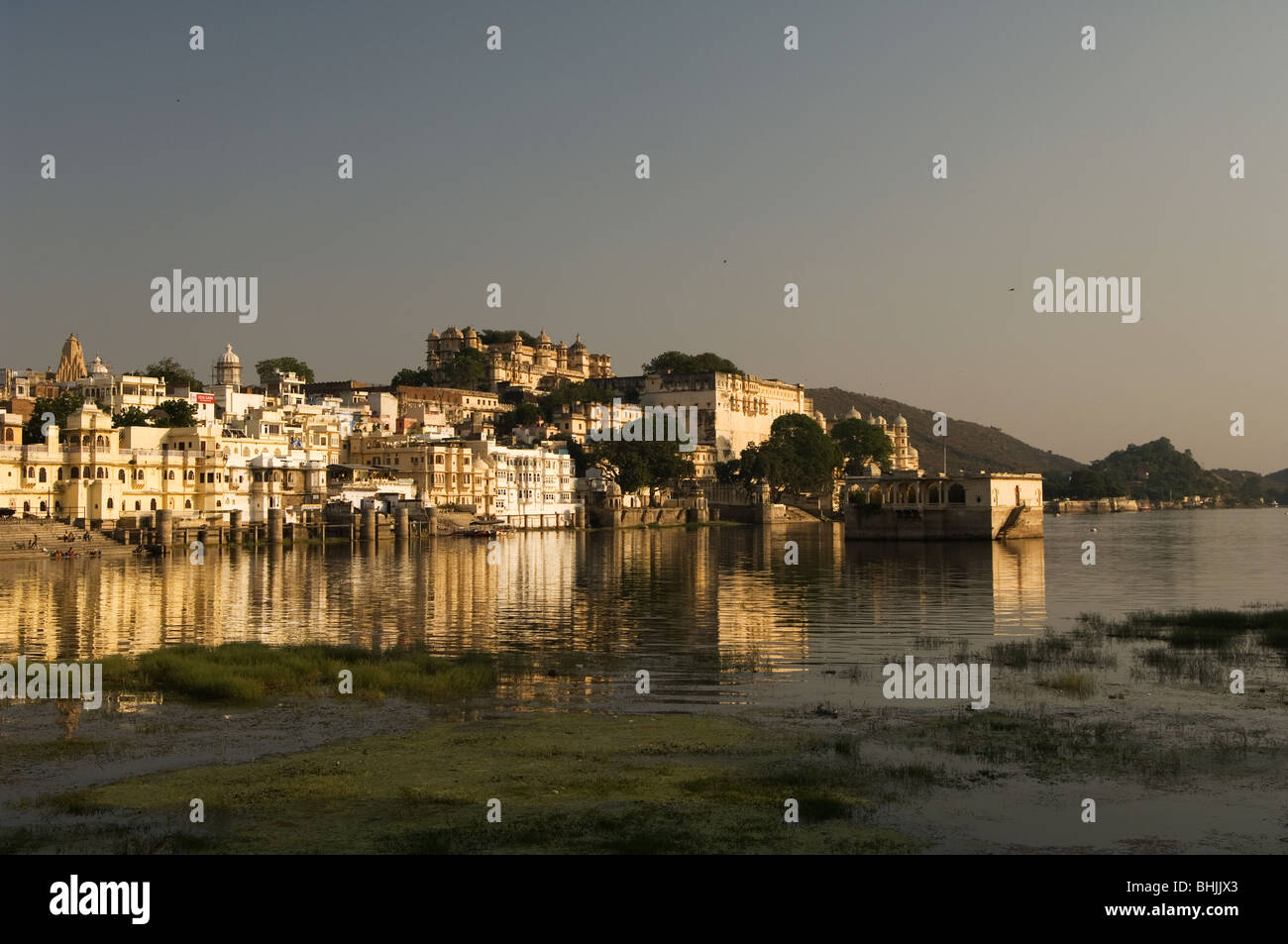 Tramonto sul lago Pichola e la romantica città di Udaipur, Rajasthan, India Foto Stock