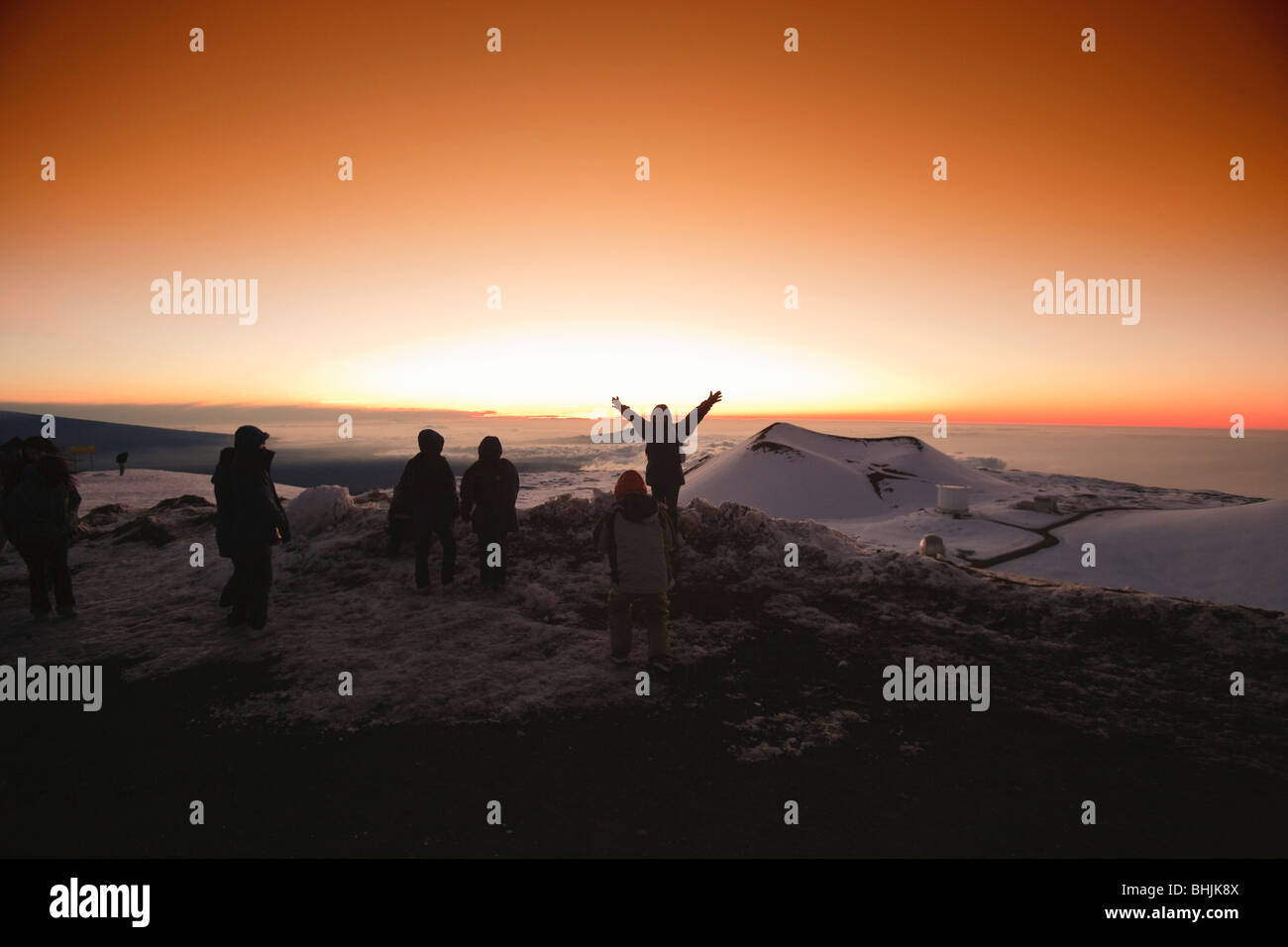 I turisti dopo aver guardato il tramonto sulla cima di Mauna Kea, la più alta montagna in Hawaii. Foto Stock