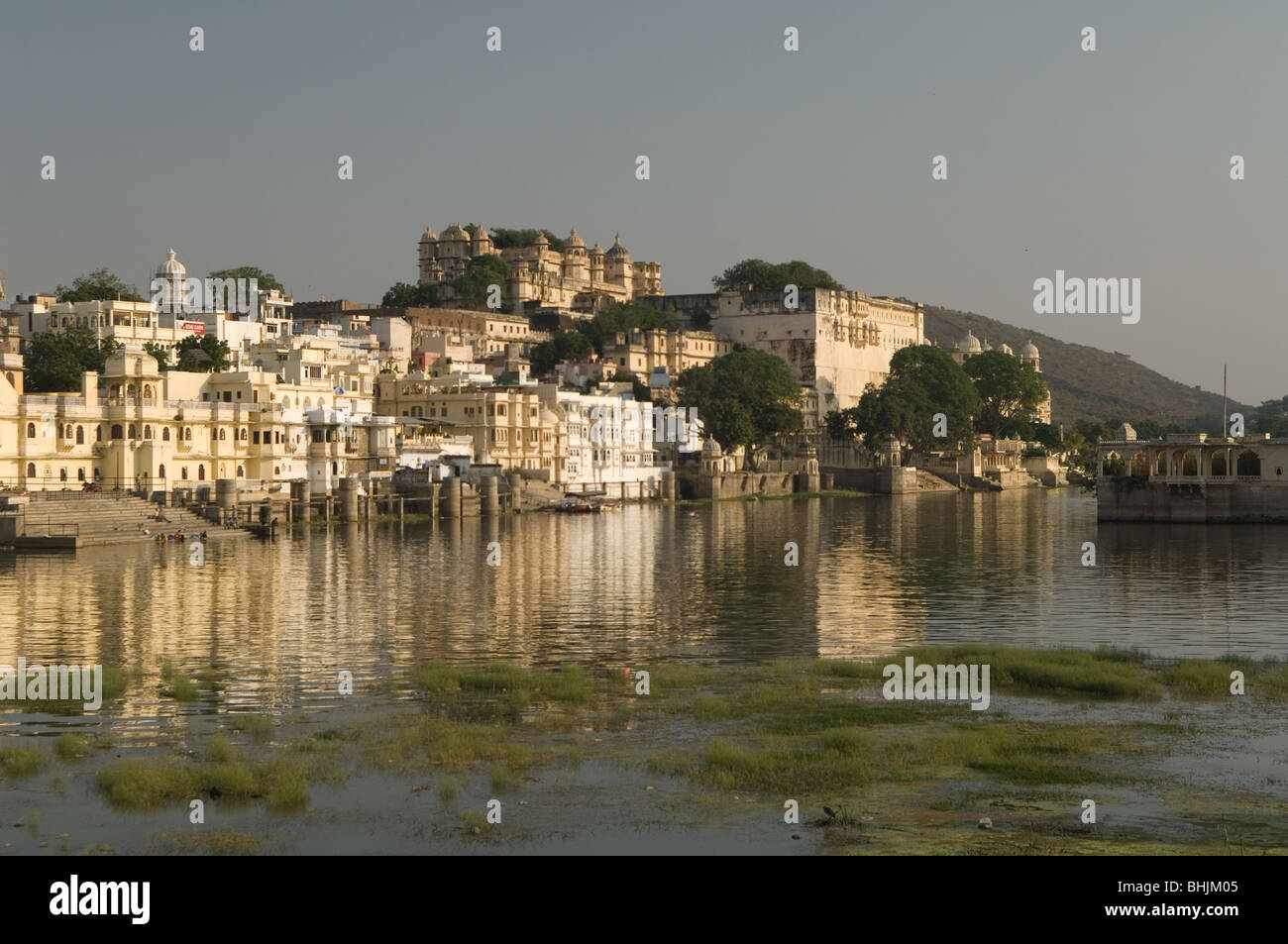 Tramonto sul lago Pichola e la romantica città di Udaipur, Rajasthan, India Foto Stock