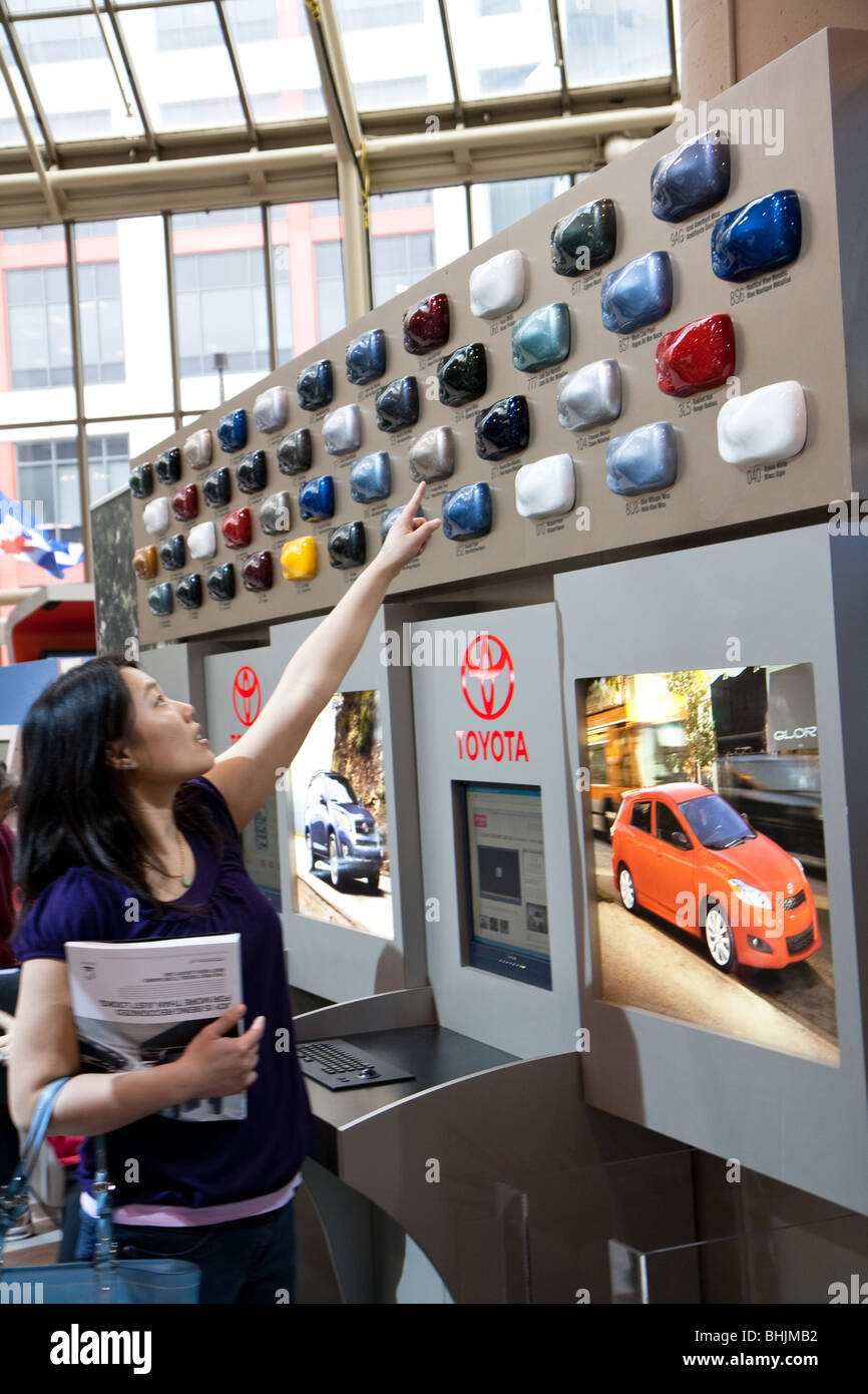 Il cliente auto di prelievo Il colore della vernice Foto Stock