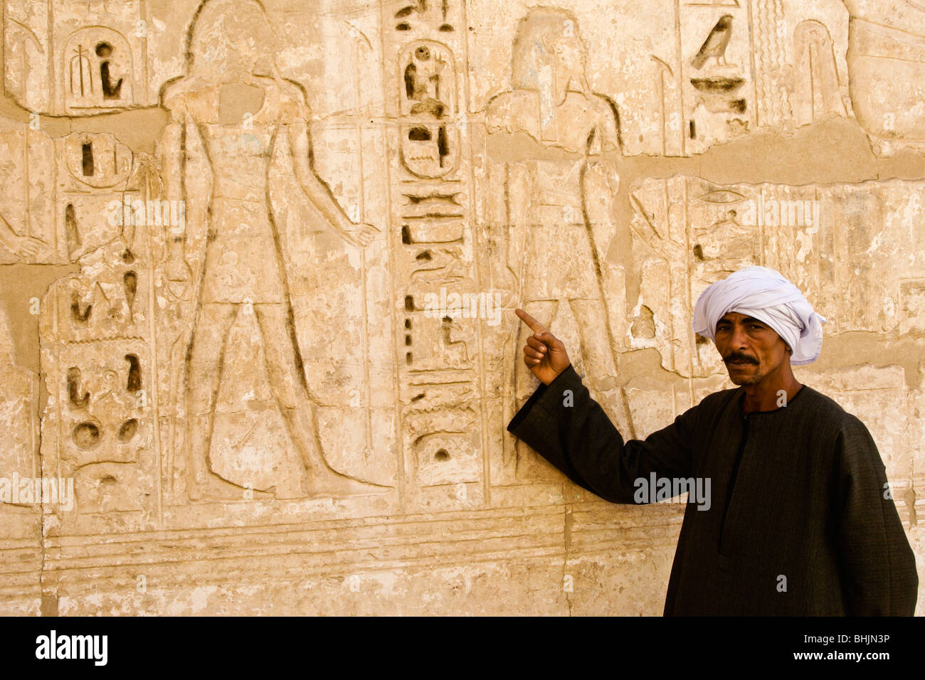 Protezione del tempio che mostra i rilievi al Medinat Habu Tempio di Luxor, Egitto Foto Stock