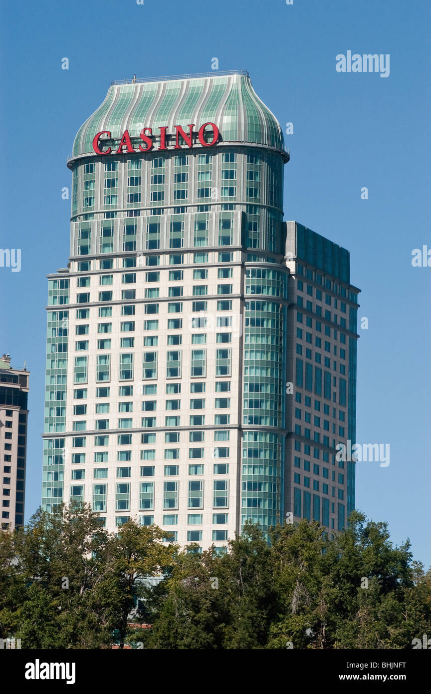 Edificio di Casino in Niagara Falls, Ontario, Canada come visto dal lato di noi Foto Stock