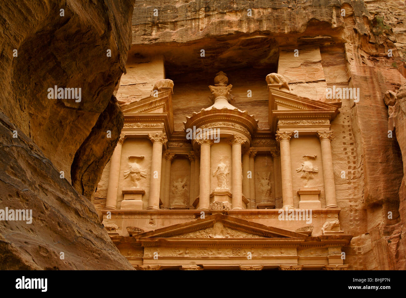 Il Tesoro visto proveniente attraverso il Siq, Petra, Giordania Foto Stock