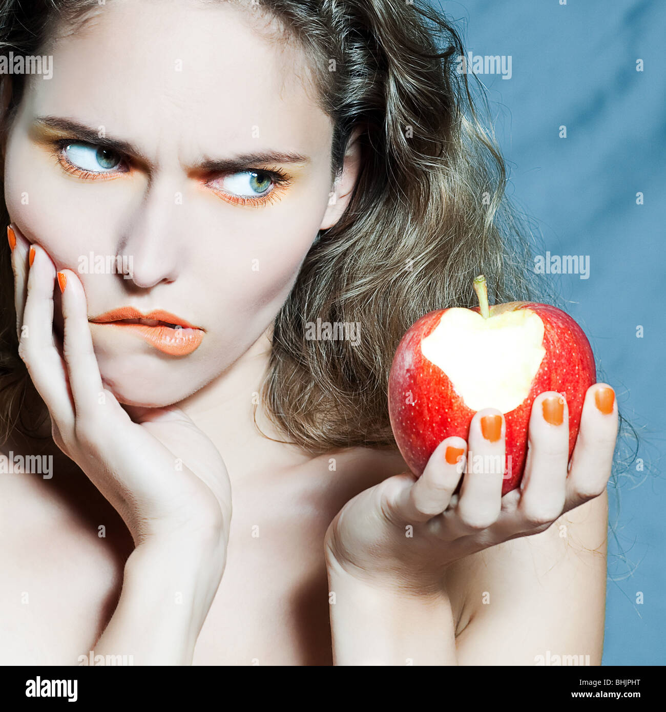 Studio ritratto di una donna bellissima azienda frutta apple Foto Stock