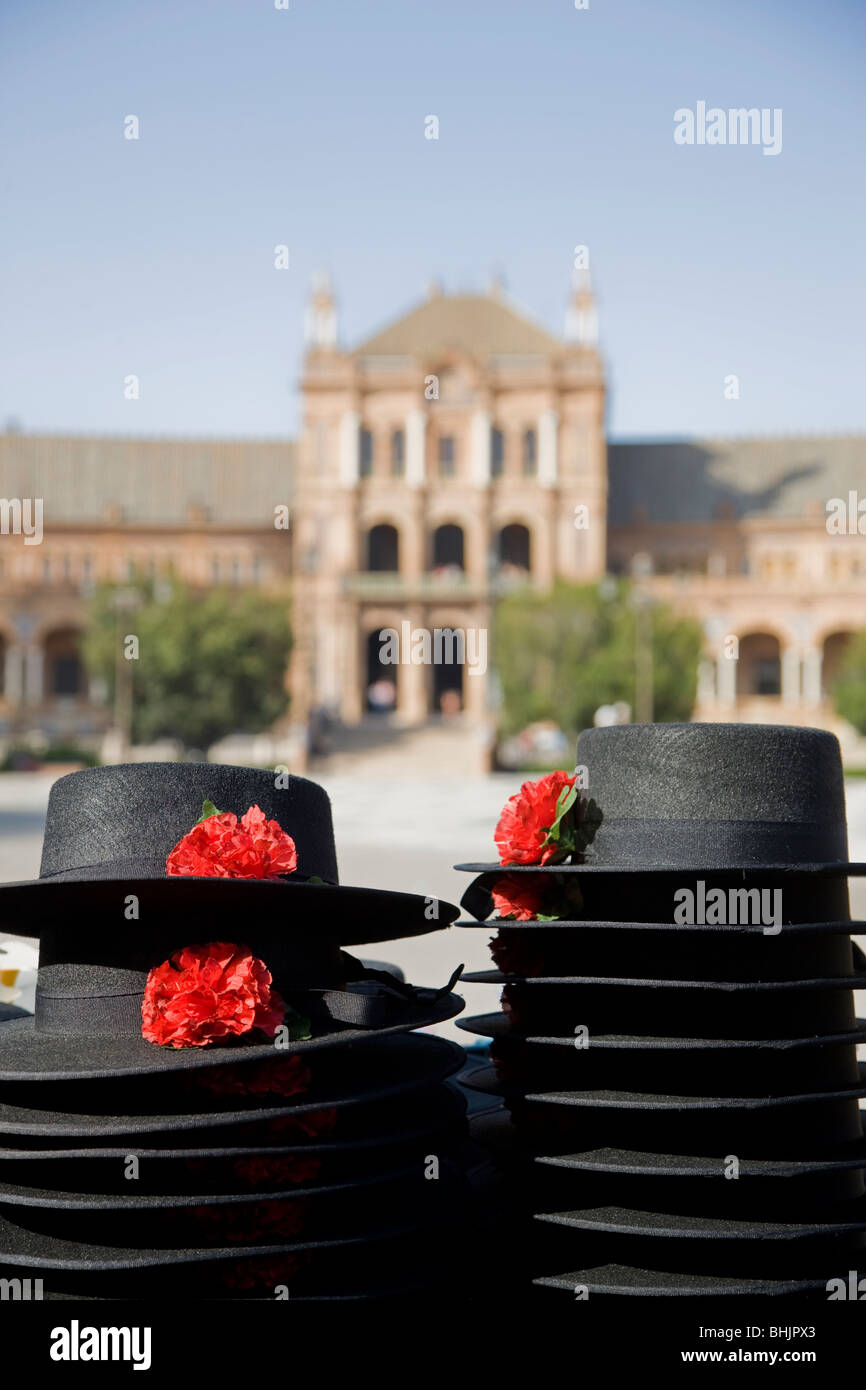 Black Hats a Plaza d'Espana fuori fuoco in background, Siviglia, in Andalusia, Spagna Foto Stock