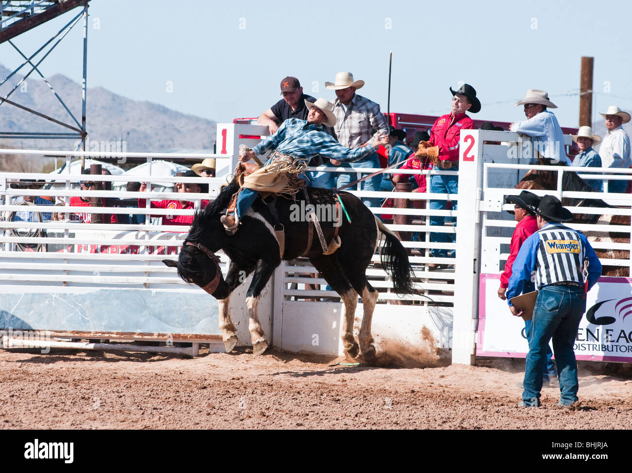Un cowboy compete in bareback riding evento durante l'O'Odham Tash tutti-Indian rodeo Foto Stock