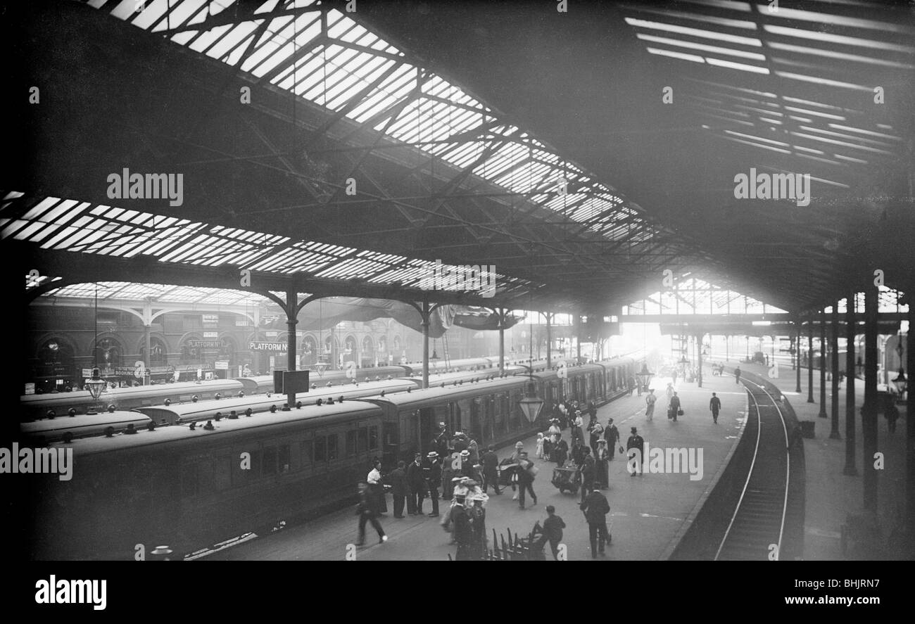 La stazione di Waterloo, York Road, Lambeth, Londra, c1870-1900. Artista: York & Figlio Foto Stock