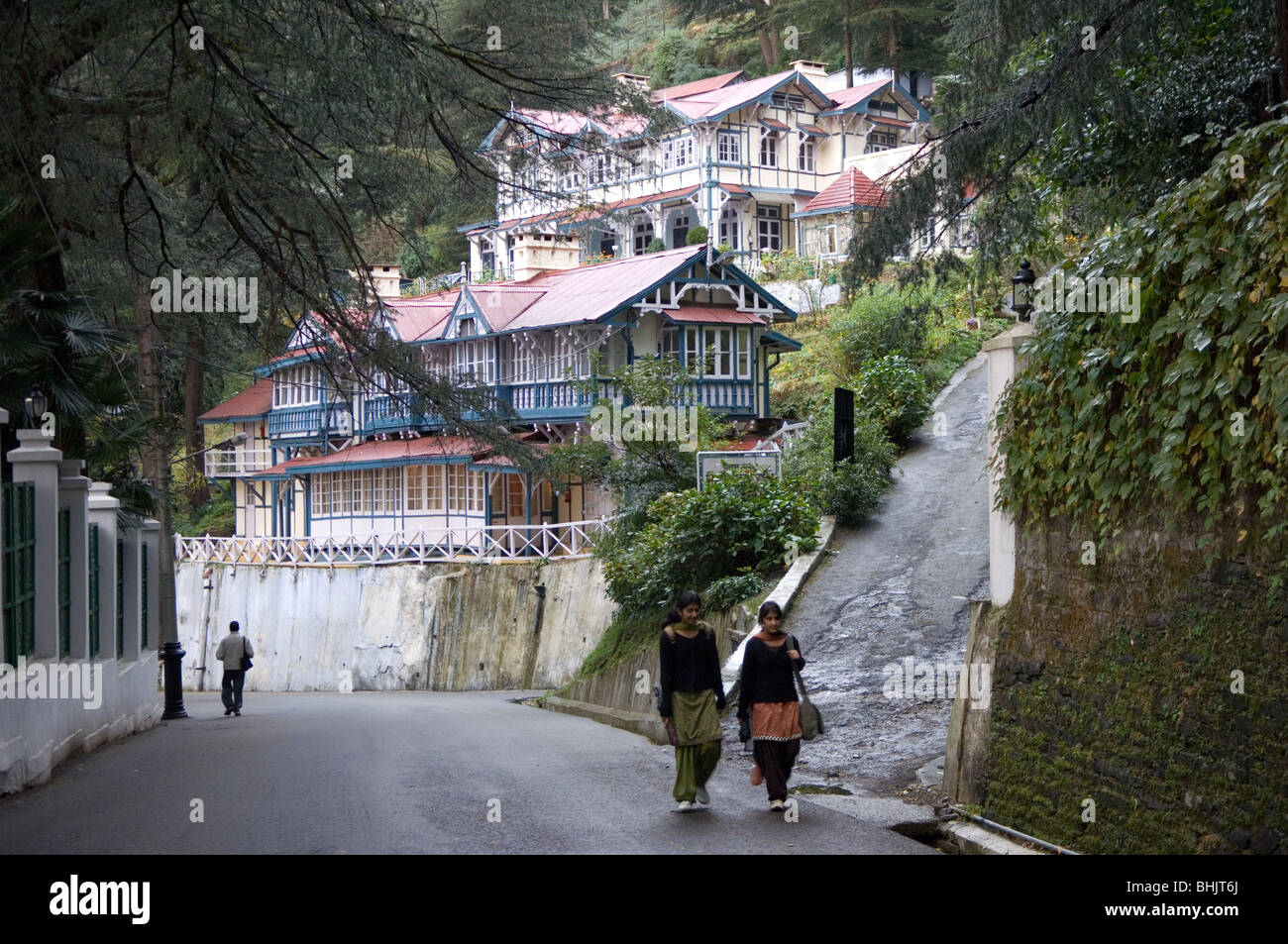 Shimla, ex capitale estiva del Raj in India è molto reminiscenza di Cheltenham o Tunbridge Wells in Inghilterra Foto Stock