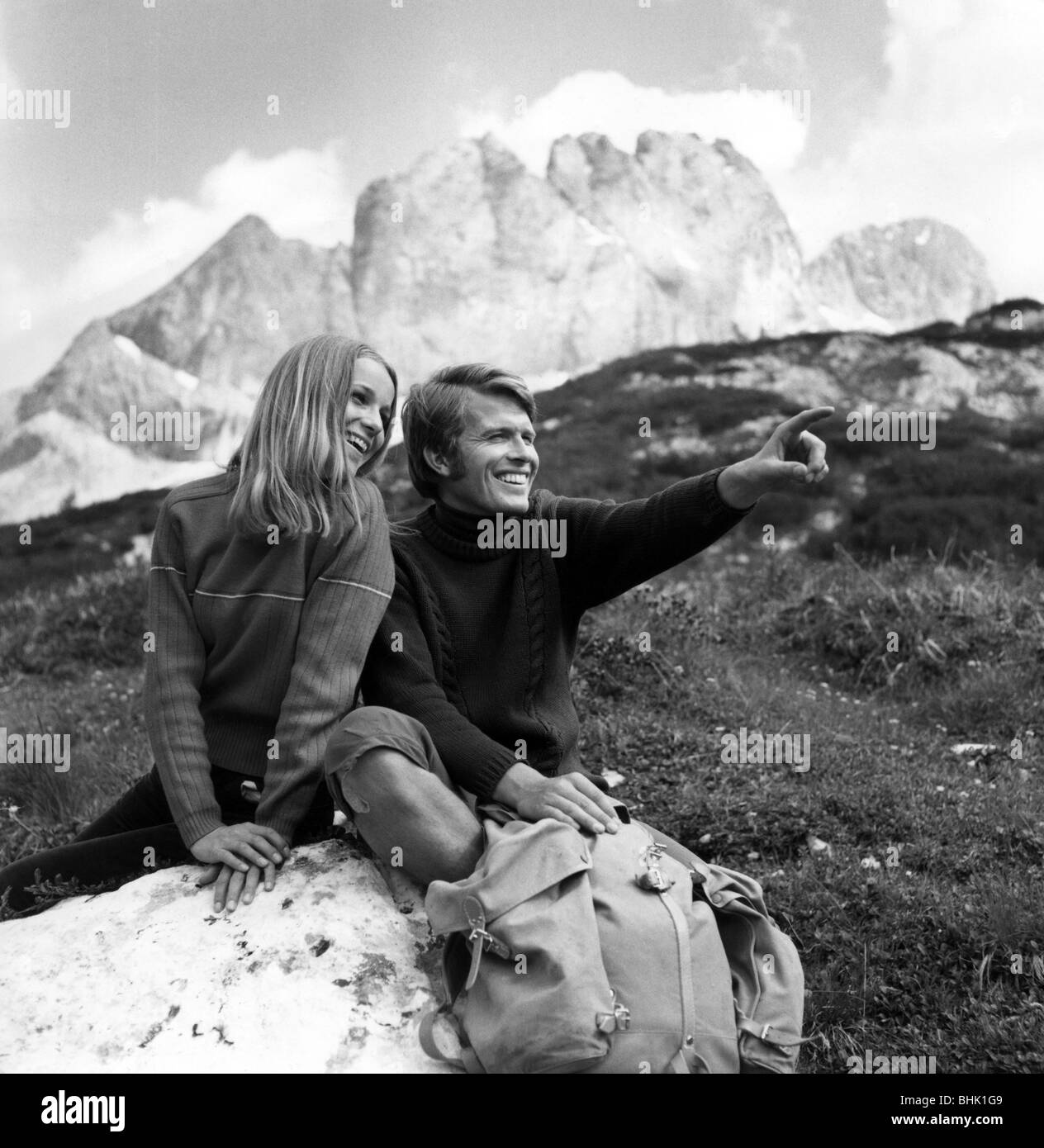 tempo libero, escursioni, due escursionisti in montagna, circa 1960s, Foto Stock