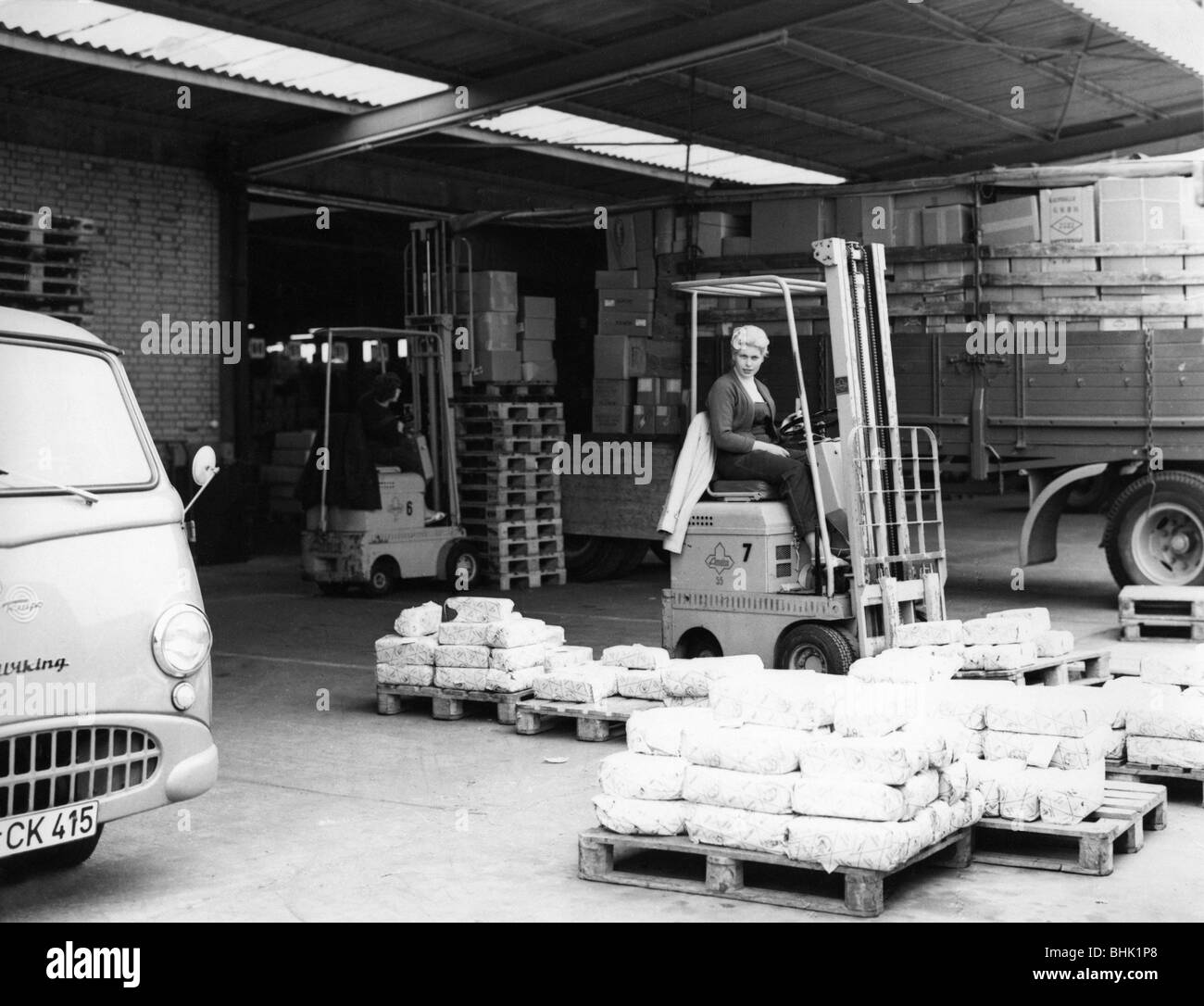 persone, professioni, supervisore del negozio, donna con carrello elevatore a forche, durante il suo lavoro in deposito merci, 1960s, , Foto Stock