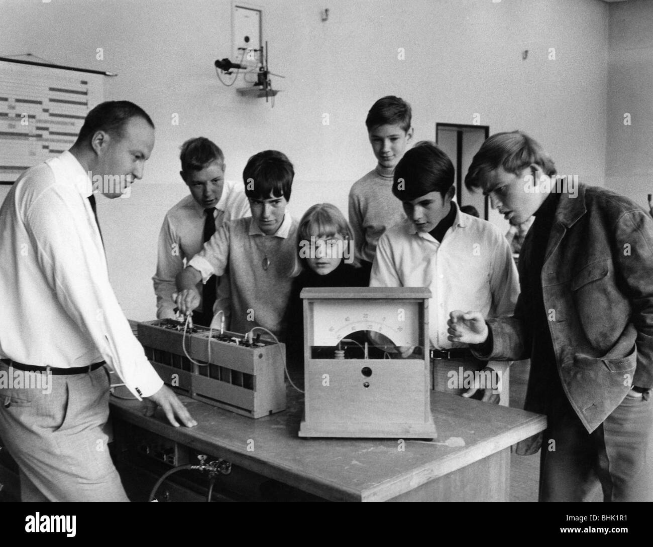 Istruzione, scuola, alunni della Scuola Erich Hoepner durante una lezione di fisica, Berlino, Germania, circa 1960s, Foto Stock