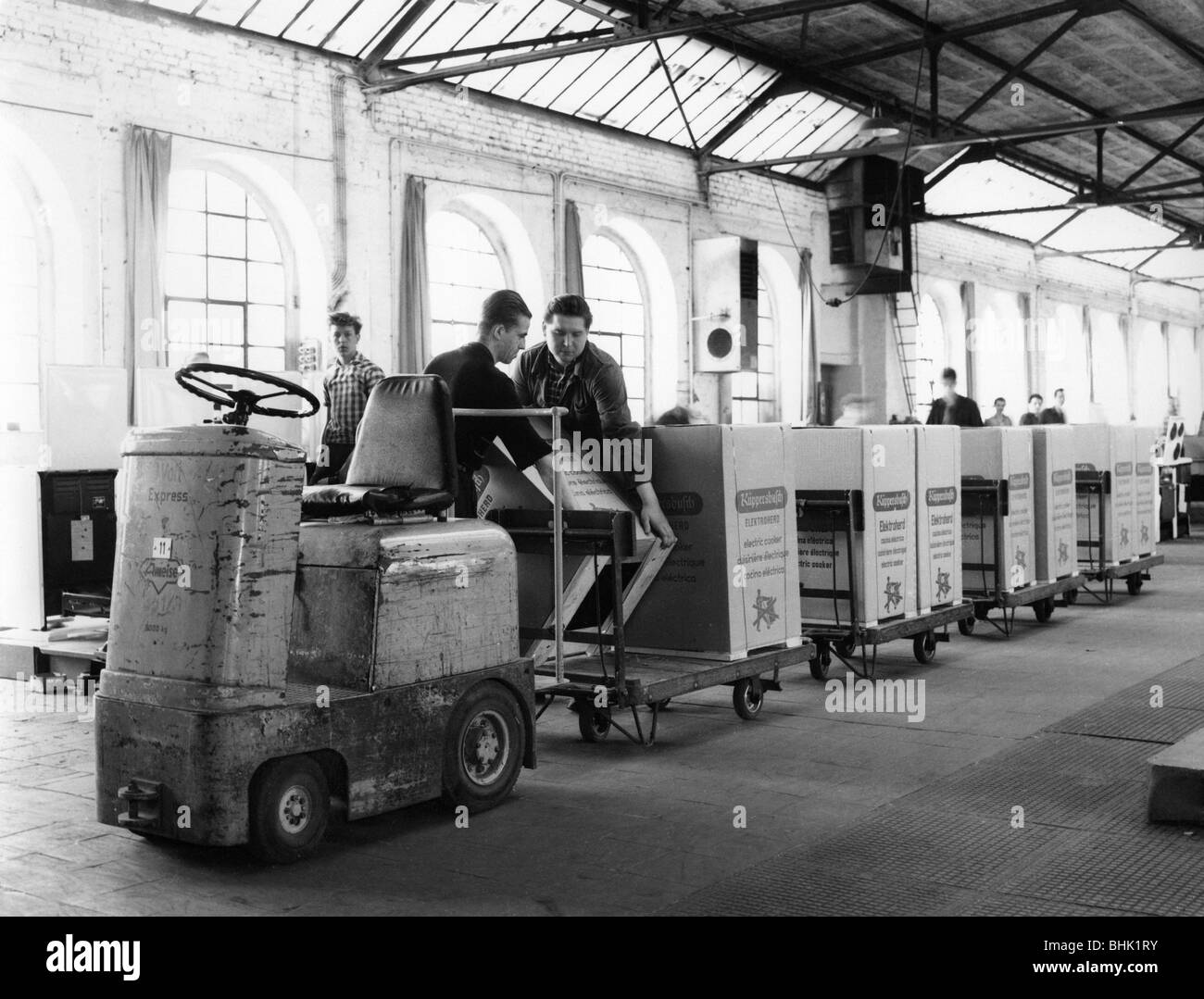 Industria, fabbriche, Kuepperbusch, lavoratore che carica su veicolo di trasporto con scatole di gamma elettrica, Gelsenkirchen, Germania, circa 1960s, Foto Stock