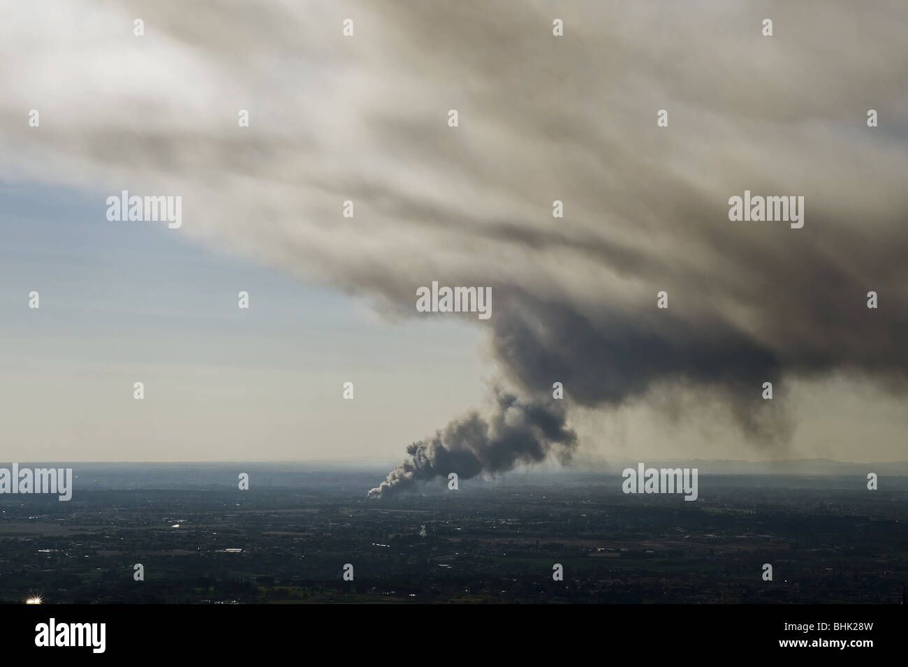 Fumo di un incendio nella distanza Foto Stock