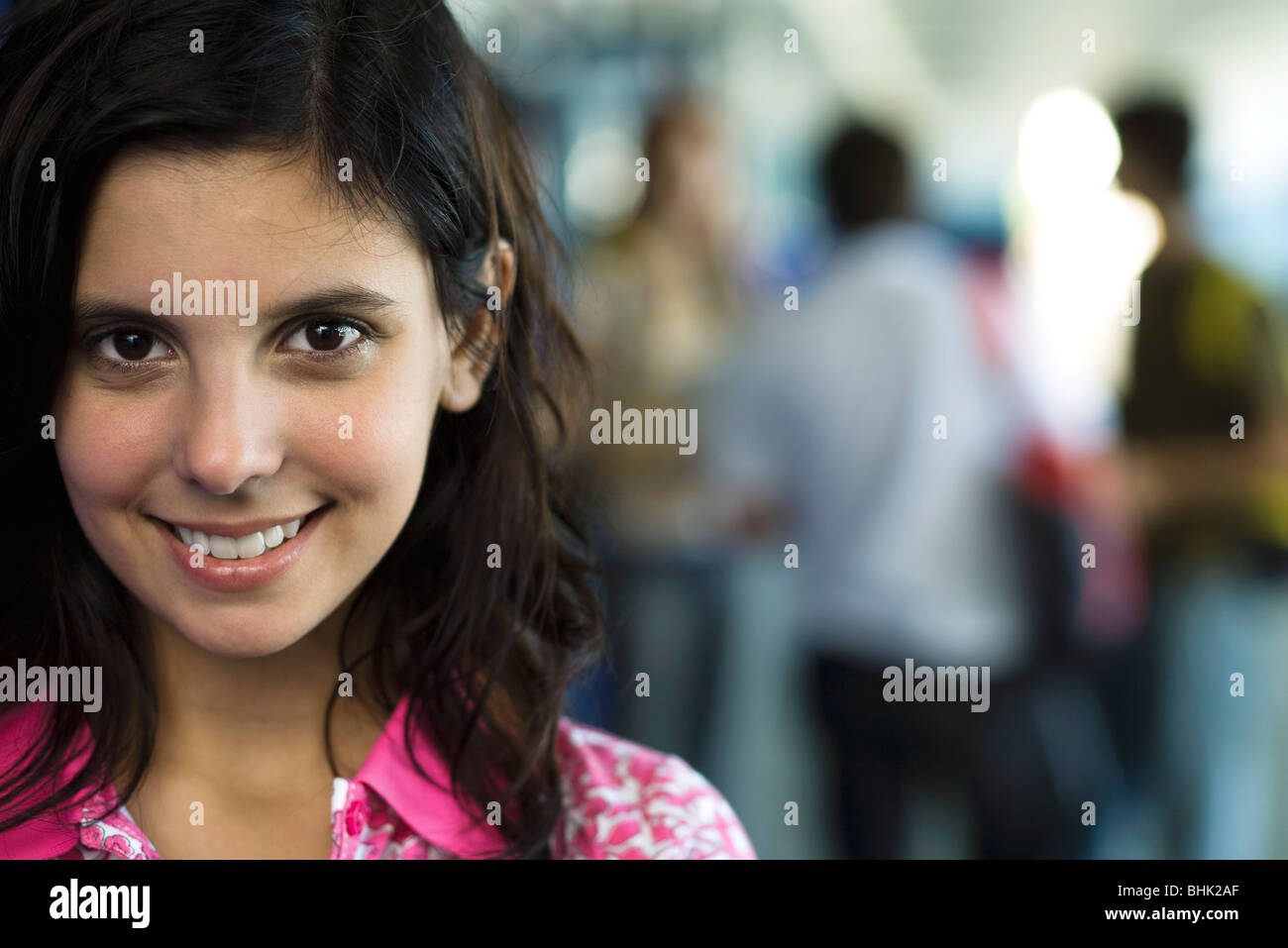 Femmina di alta scuola studente sorridente, ritratto Foto Stock