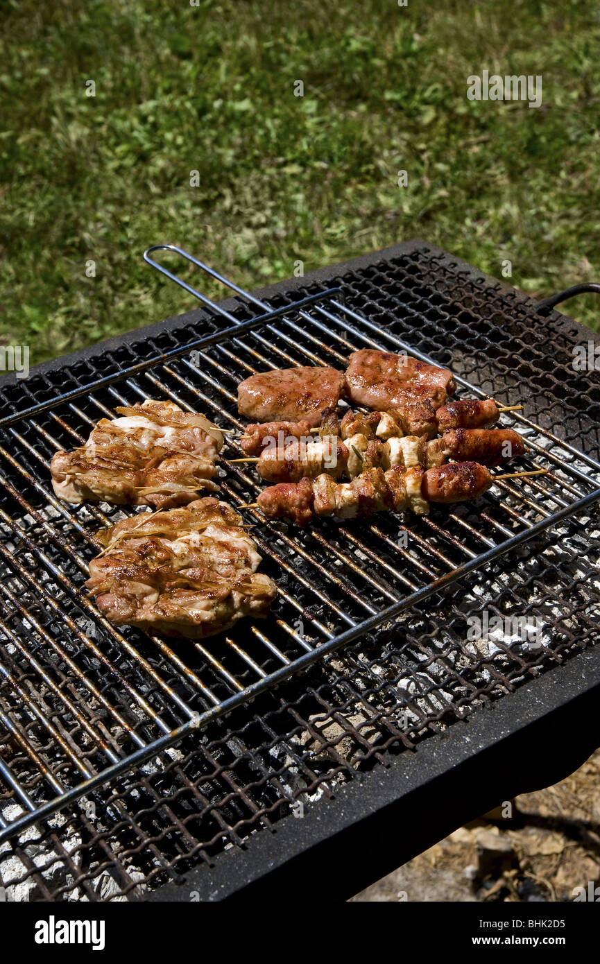 Grigliate di carne e salsicce sul barbecue grill Foto Stock