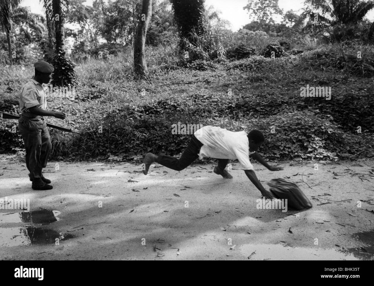Geografia / viaggio, Congo, eventi, Simba rivolta 1964 - 1965, presa di Stanleyville da forze governative, civilista è abusato da un soldato, dicembre 1964, Foto Stock