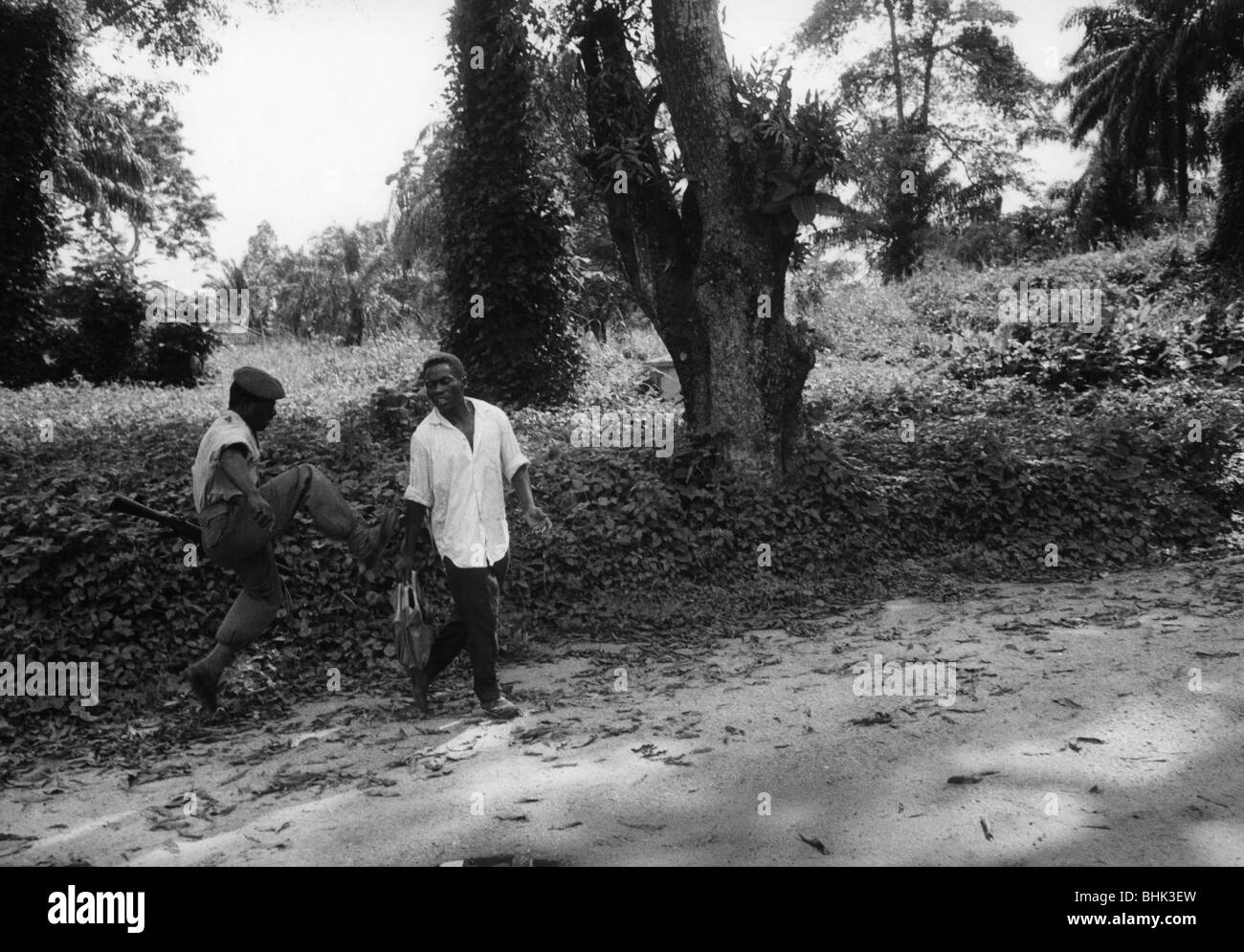 Geografia / viaggio, Congo, eventi, Simba rivolta 1964 - 1965, presa di Stanleyville da forze governative, civilista è abusato da un soldato, dicembre 1964, Foto Stock