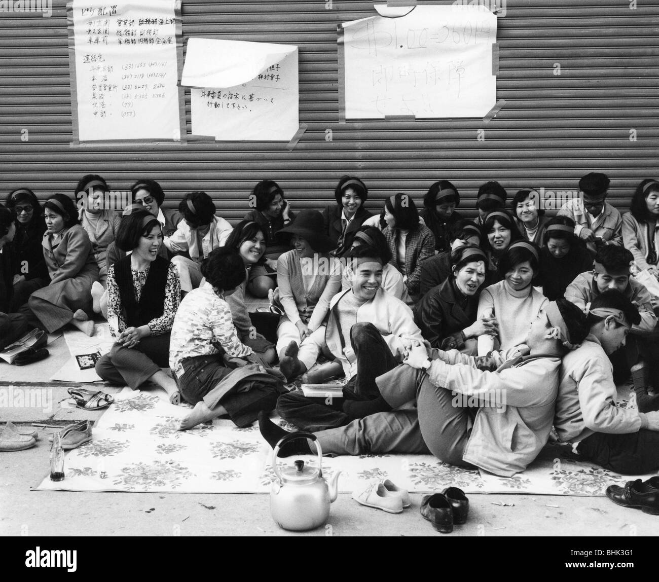 Geografia / viaggio, Giappone, persone, giovani giapponesi che manifestano contro il basso tasso di cambio Yen / Dollar, Naha, Okinawa, 1971, Foto Stock