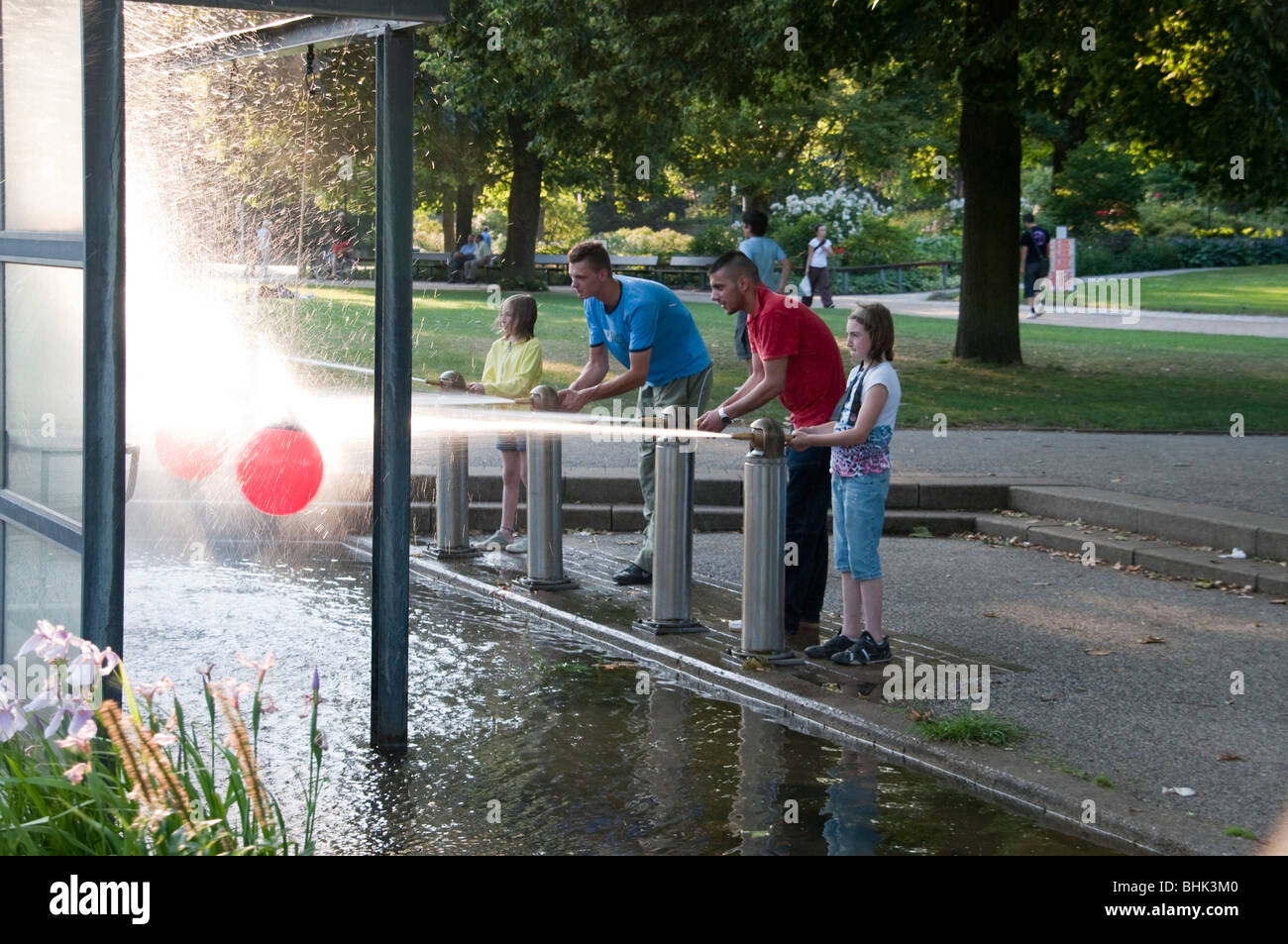 Wasserspiel, parco Planten un Blomen, Amburgo, Deutschland | Gioco d'acqua, il parco Planten un Blomen, Amburgo, Germania Foto Stock