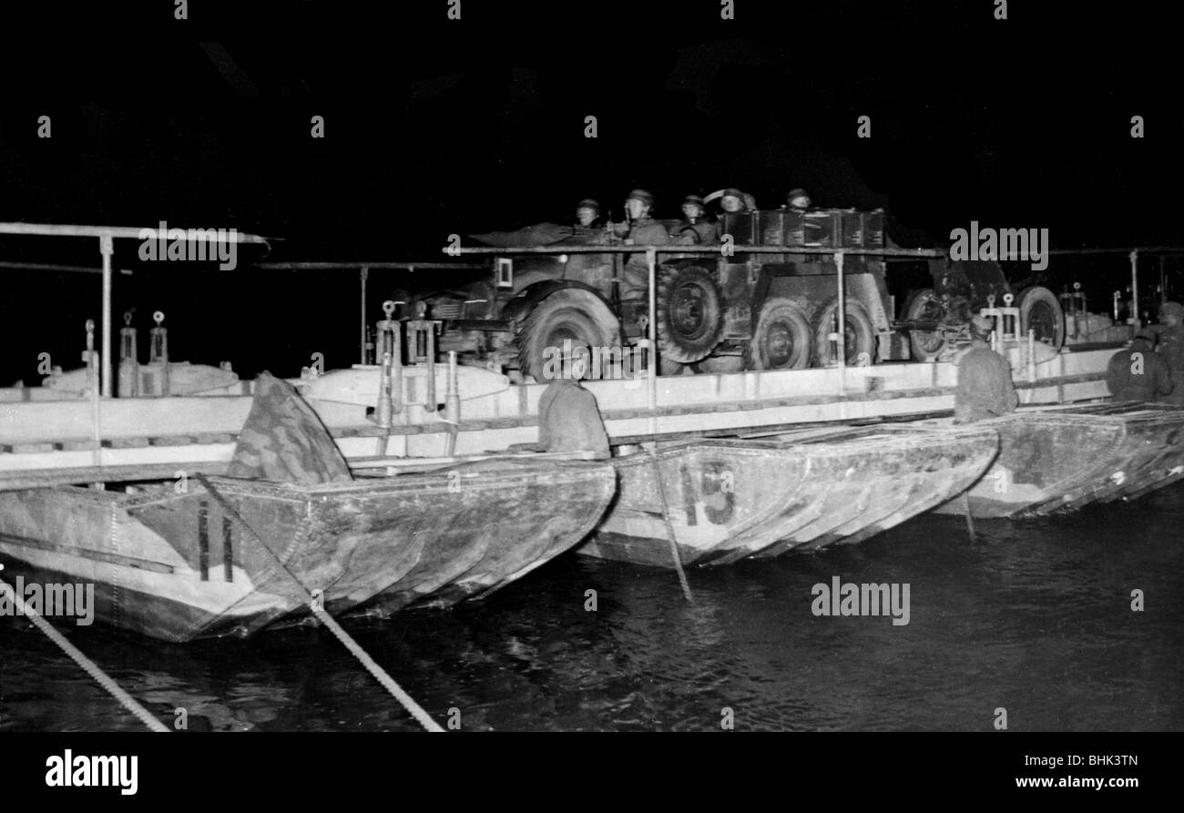 Nazismo / nazionalsocialismo, militare, Wehrmacht, esercito, manovra del 3rd Army Corps (Armeekorps) nei pressi di Francoforte sul fiume Oder, camion Krupp 'Protze' (Kfz. 70) con 3,7 cm AL Gun Pak 36 che attraversa il fiume Oder su un ponte di chiatta, intorno al 1937, Foto Stock