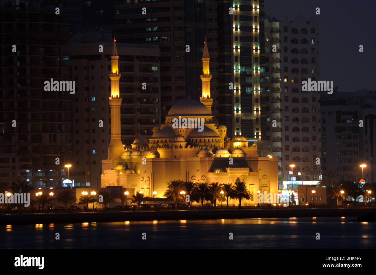 Al Noor moschea in Sharjah City di notte. Emirati Arabi Uniti Foto Stock