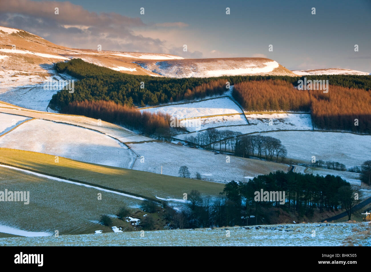 Yarnshaw Hill boschi e brughiere in inverno, vicino Wildboarclough, Cheshire, Inghilterra, Regno Unito Foto Stock
