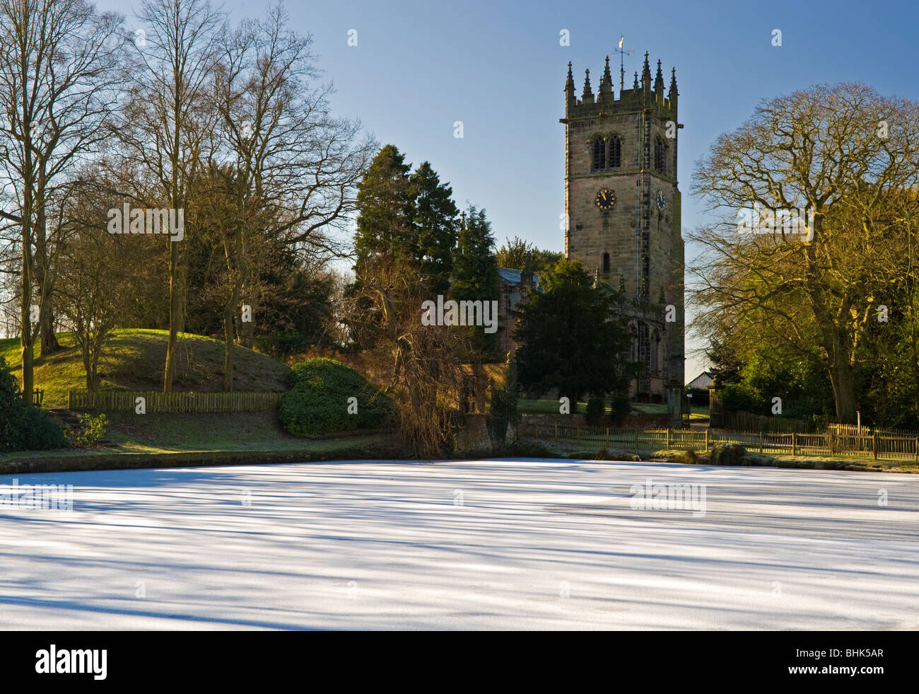 Inverno a Gawsworth Chiesa Parrocchiale, Gawsworth, Cheshire, Inghilterra, Regno Unito Foto Stock