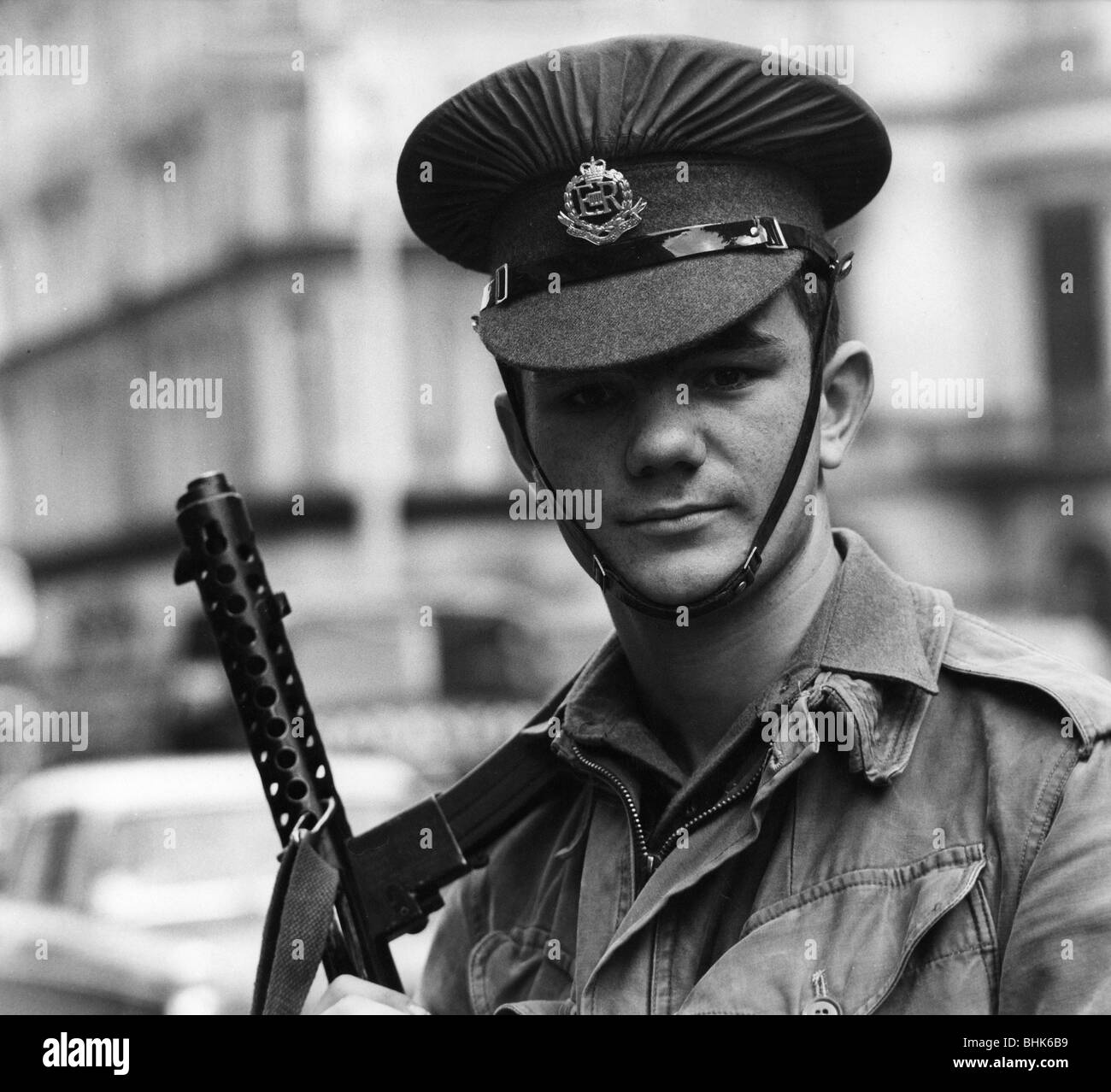 Geografia / viaggio, Gran Bretagna, politica, Irlanda del Nord, soldati britannici sulla pattuglia nelle strade di Belfast, ritratto, 1970, Foto Stock