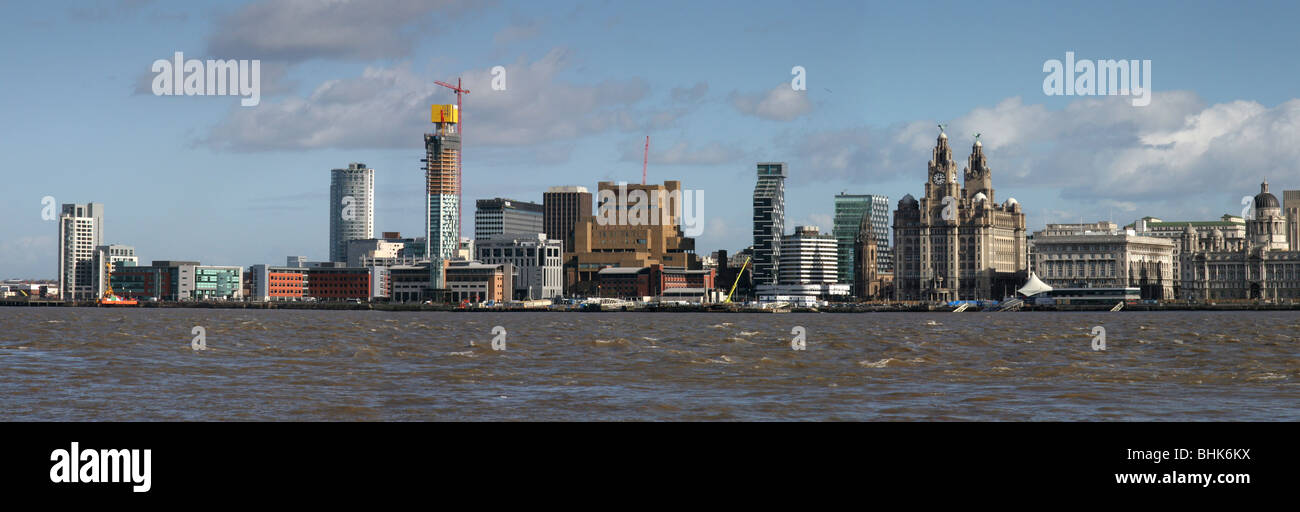 Liverpool skyline della città vista attraverso il fiume Mersey, Liverpool, Merseyside England, Regno Unito Foto Stock