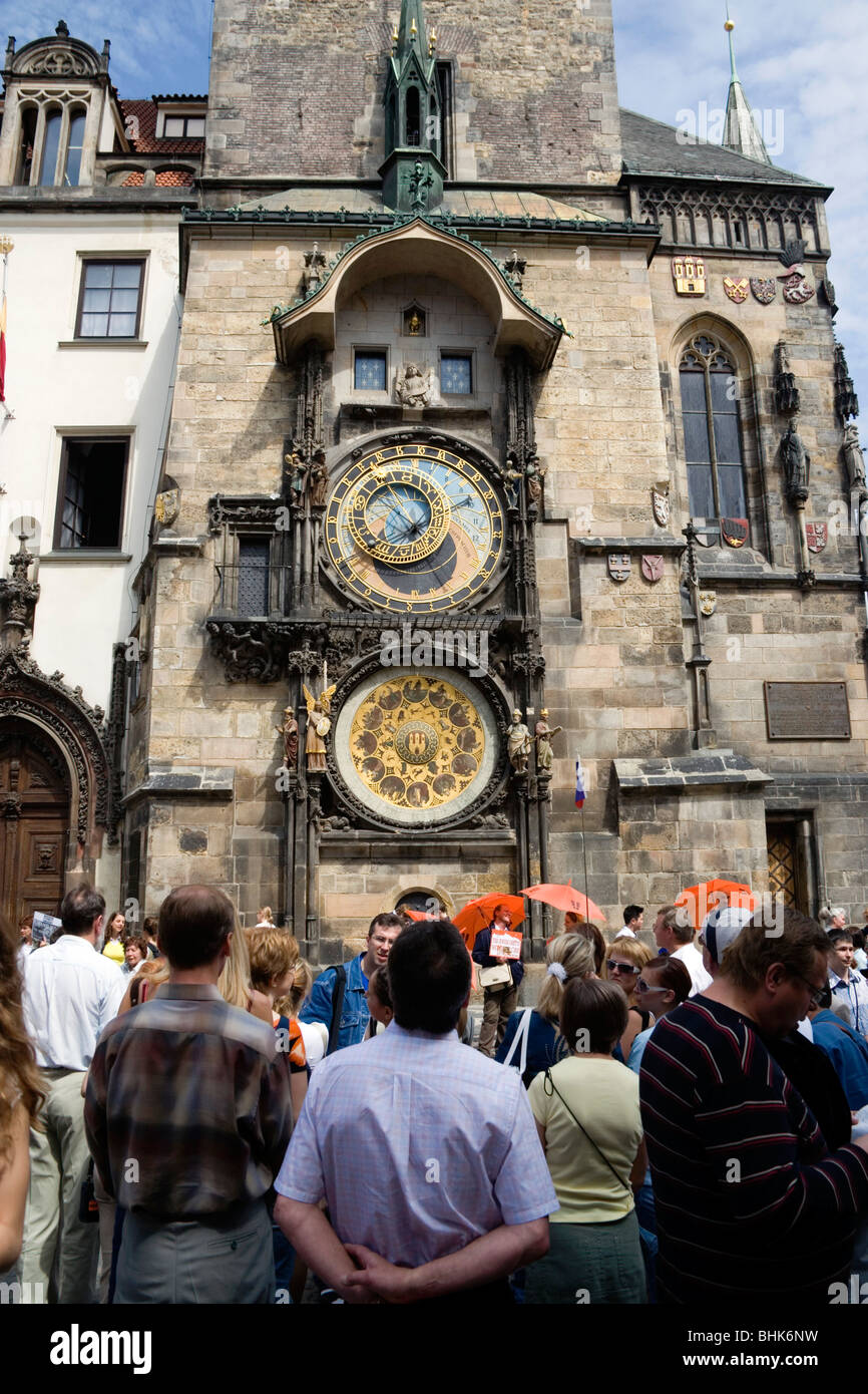 Repubblica Ceca Bohemia Prague turisti in attesa di orari spettacolo allegorico sull'orologio astronomico sul vecchio Municipio Foto Stock