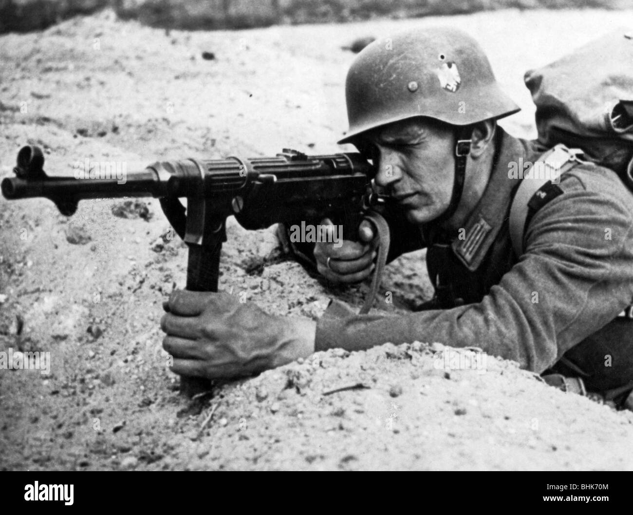 Nazismo / nazionalsocialismo, militare, Wehrmacht, esercito, ingegneri militari, pioniere dell'assalto con mitragliatrice MP 40, durante una manovra, 15.8.1940, Foto Stock