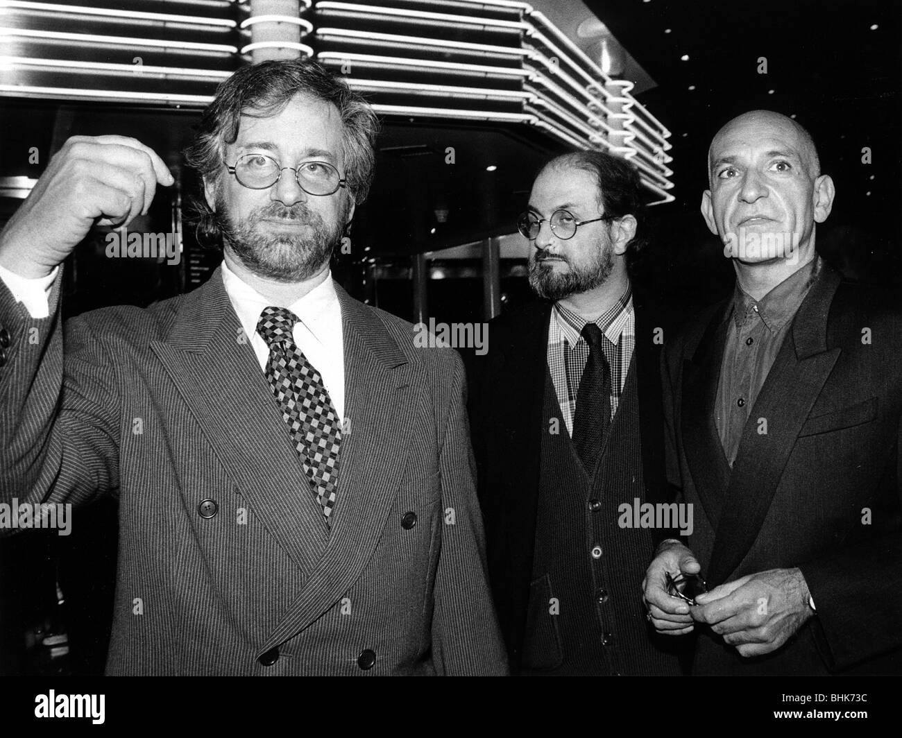 Steven Spielberg (1947- ), Salman Rushdie (1947- ), scrittore e Ben Kingsley (1943- ), attore. Artista: John Nathan Foto Stock