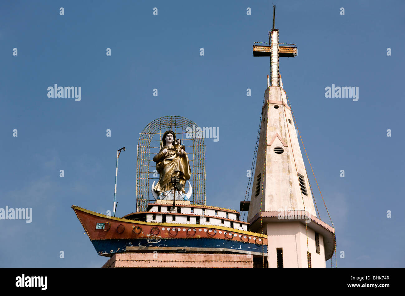 India Kerala, Kovalam, villaggio Vizhinjam Madonna dei viaggi al di sopra di nave simbolo sulla guglia della chiesa Foto Stock