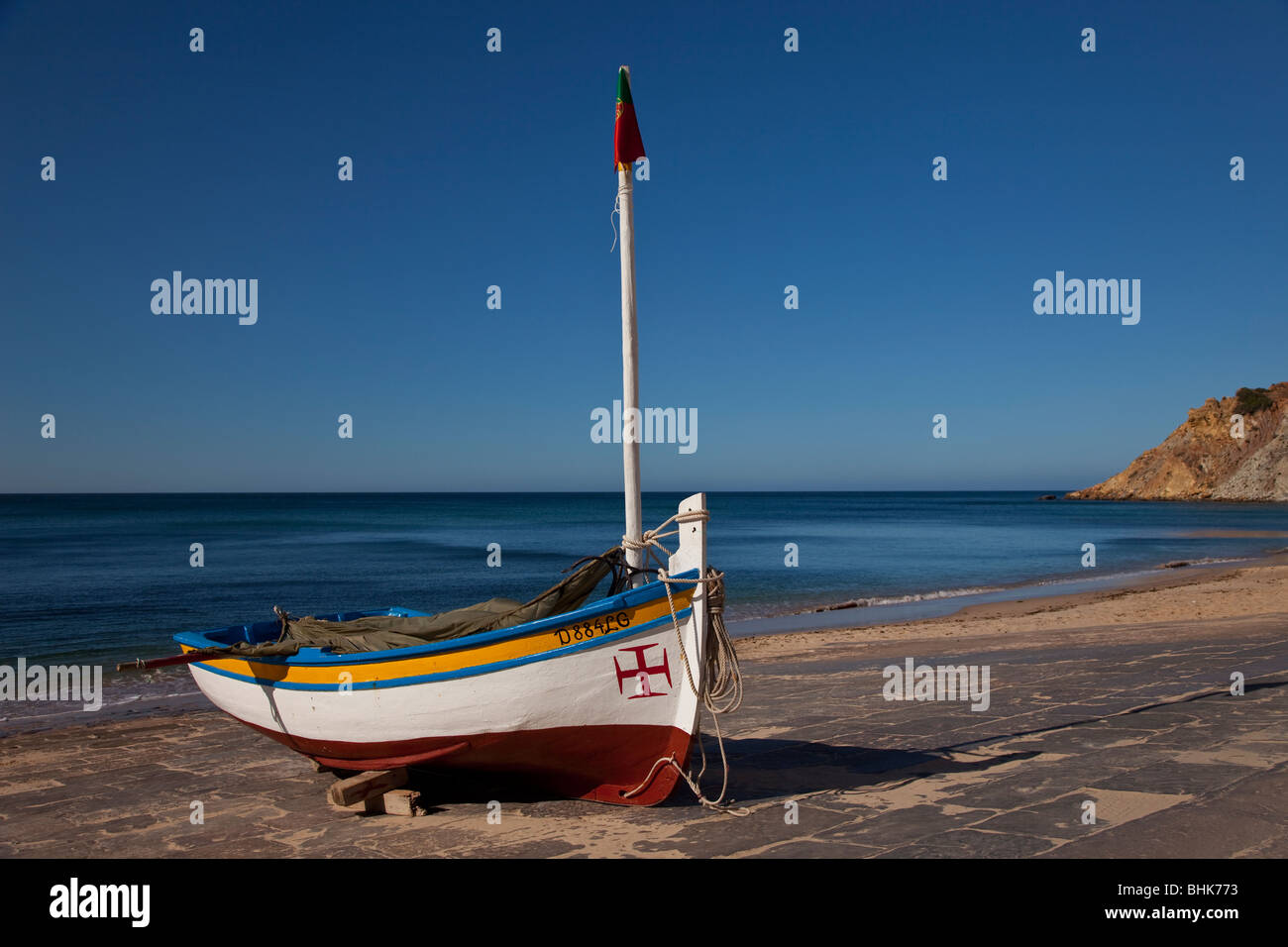 Barche da pesca sulla spiaggia di Algarve in Portogallo con il blu del cielo e mare blu in estate Foto Stock